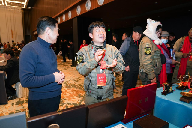 东天山骆驼队抵达忆江南度假区休整 豫疆文化交流盛典启幕