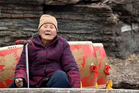 俺村俺家年味浓|看演出的大娘图片