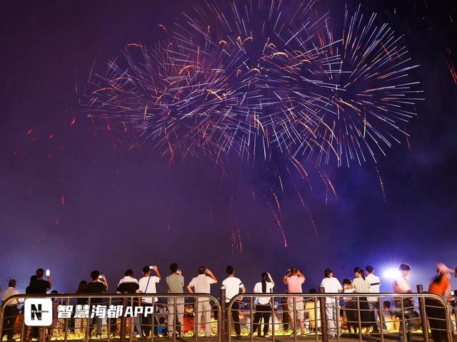 在稻田里看烟花！泉州惠安稻田艺术季首日吸引客流超10万人次