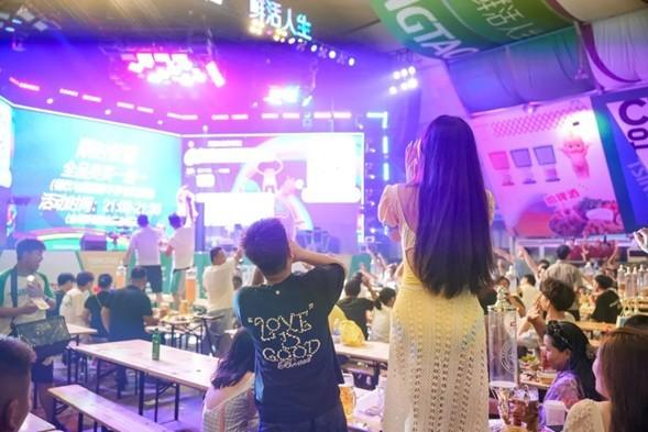 青岛西海岸新区金沙滩啤酒城的风里，藏着限定款的浪漫心动