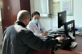 流感刚好吃了只螃蟹，一男子急赴医院！图片