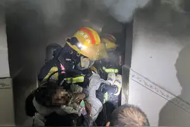 “熊孩子”玩火把家烧了！监控拍下全过程图片