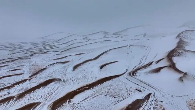 美翻了！敦煌迎来今冬首场降雪