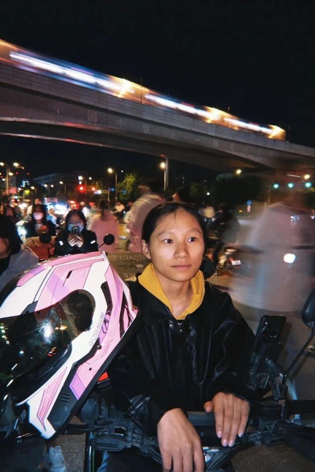 一位北京女骑手的双重生活：我不愿活成我母亲那样