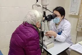 奶奶一觉醒来睁不开眼，她不敢相信是因自己长期没监测血糖图片