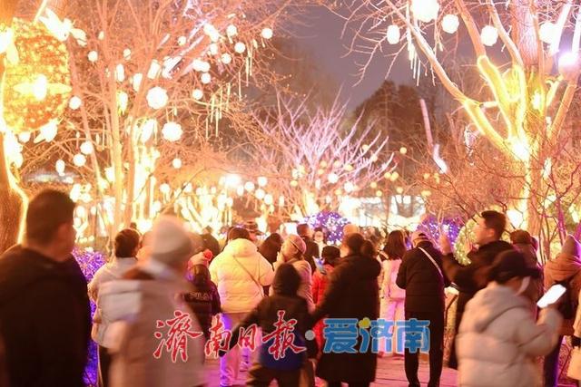 一年四季 泉在济南丨迎春花灯亮化测试，五龙潭公园点亮“花涧秘境”