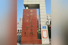 老人骑电动车在校门口摔倒，学校老师援手施救图片