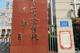 老人骑电动车在校门口摔倒，学校老师援手施救图片