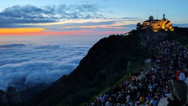 泰安：秋染岱宗 云海日出撼人心