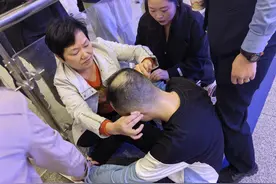 男子在候车大厅突然晕倒大汗不止 自贡女护师按压穴位紧急施救：救人是我们的本能图片