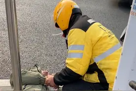 “我爸就是这样没的！”这位外卖小哥，救人后却崩溃痛哭……图片