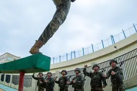 广西北海武警官兵多课目训练砺血性图片