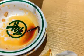男子称在袁记云饺吃出蚯蚓图片