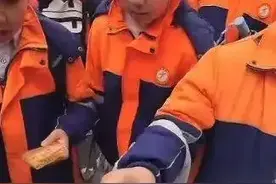 老师变老板！90后老师失业到校门口卖火鸡面：开始放不开，遇家长会尴尬图片