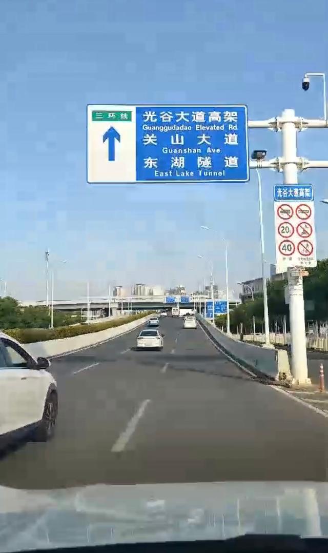 对话每天跨城通勤5小时男子：自驾车停高铁站300元包月，骑摩托到家时以前还没下班