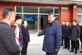 特写：生者以坚强告慰英灵图片