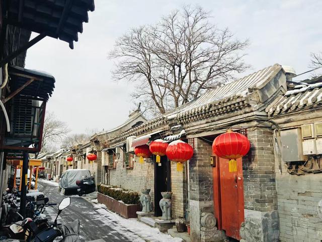 什刹海边古韵盎然！老北京胡同里灯笼披薄雪，分外静美