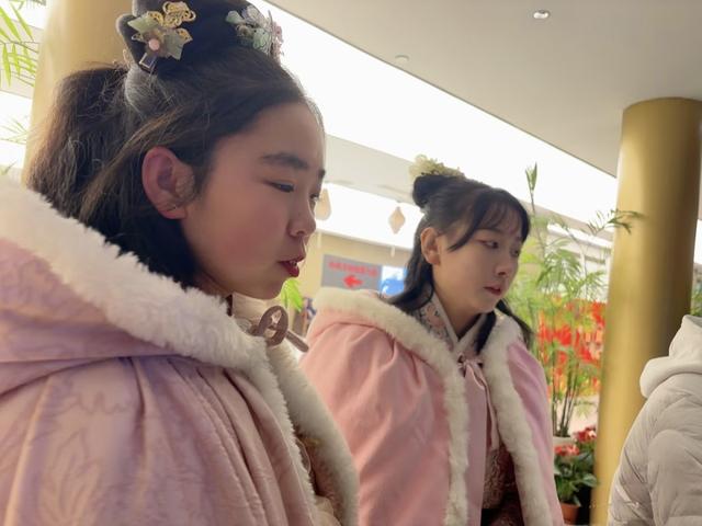 “1元游园”“切糕买1送1”……四川游客在河南一景区被当“孩子”宠，谁懂？