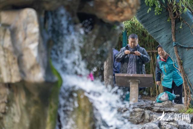 “月牙飞瀑”引来围观，游人踏水赏泉