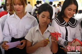 柬埔寨寺庙里的中文学堂迎来中国文化体验课图片