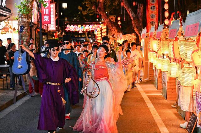 越城古街“南宋烟火集” 沉浸式文旅体验点靓古城夜经济