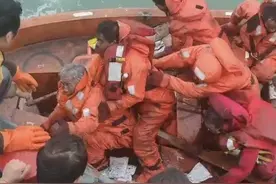 舍弃价值36万元蟹笼，勇救16人！船老大：救人是渔民的本能图片