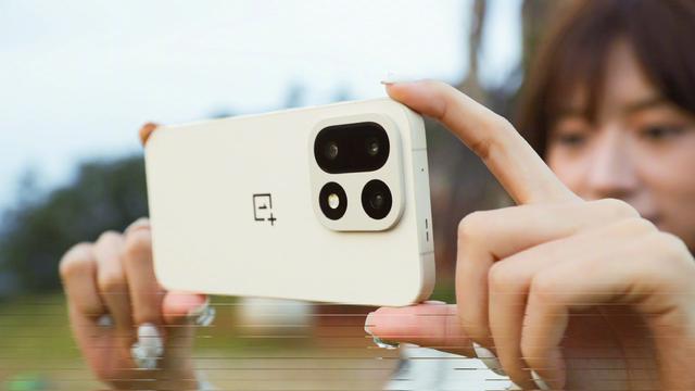 OnePlus 15规格与产品图像在发布前泄露