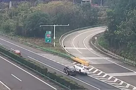 女子快车道倒车后实线变道，后车避让不及相撞图片