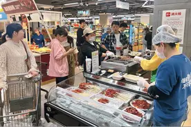 盒马集结各地“小鲜肉”和一次性烤炉 帮成都人把坝子头、阳台上都变成深夜食堂图片