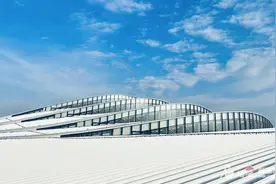 乌鲁木齐国际机场改扩建工程T4航站楼及指廊屋面工程通过验收图片