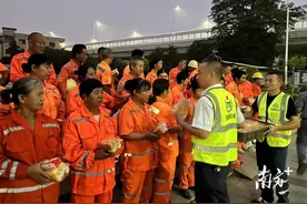 致敬城市美容师，中山为环卫工人送上爱心早餐图片