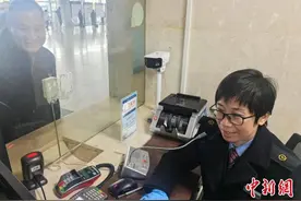 （新春走基层）26载铁路售票员邓小青：拼手速拼服务 站好最后一班岗图片