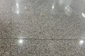 走累了，想在地铁站找座椅喘息下？记者走访：不同地铁站座椅的数量和排布不一！市民建议再添一些图片