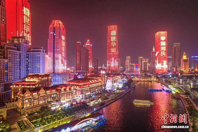天津海河夜景灯光秀上新国庆主题