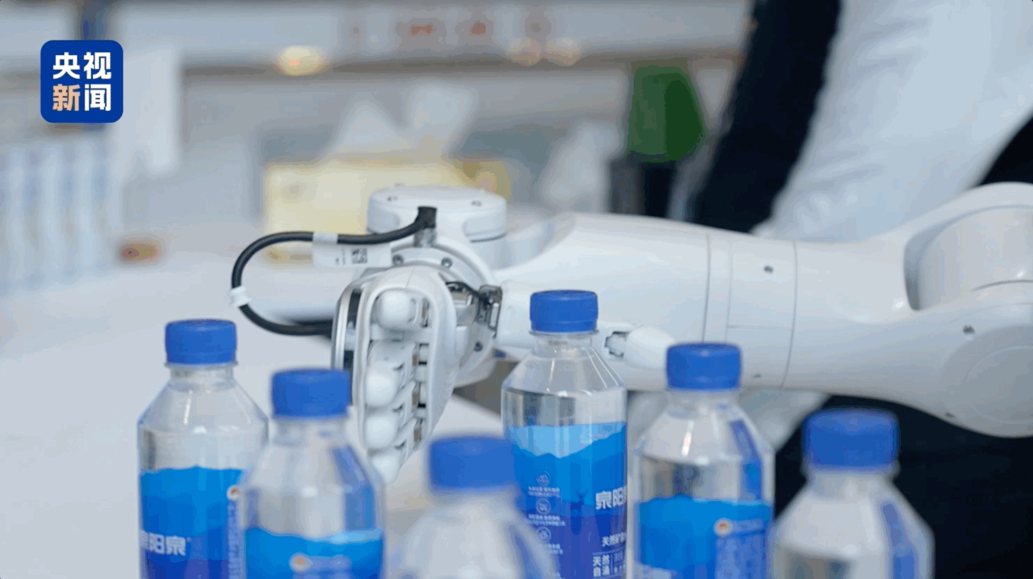 宇树等多款机器人亮相 2025 进博会，涵盖人形、工业及家用场景