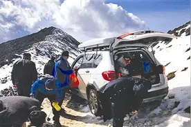 探访木里雪线“云上派出所”：  与雪山相伴的岁月是巡山、防火、救人……图片