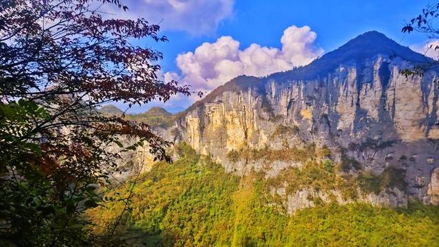 鹤峰八角岩的晚秋：绝壁丹霞染秋色 层林尽染绘诗意