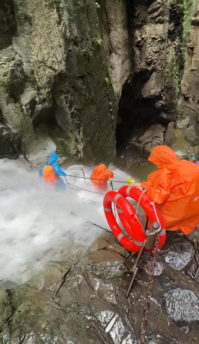 南太行著名徒步路线“一线天”突发山洪，驴友涉险通过，专业领队提醒谨慎前往