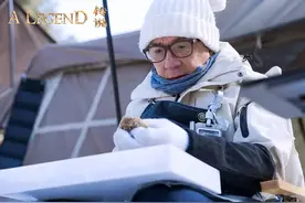 成龙新片《传说》将于7月12日上映，出品人：影片将用AI技术打造年轻版成龙图片
