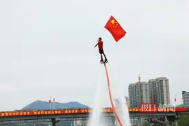 湖北竹山：观水上飞人特技表演，乐享国庆佳节图片