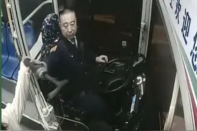 乘客深夜冒雨乘车 青岛暖心驾驶员送上雨伞图片