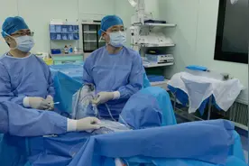 罕见！4岁女童竟患肾结石，泌尿外科微创内镜激光碎石解难题图片