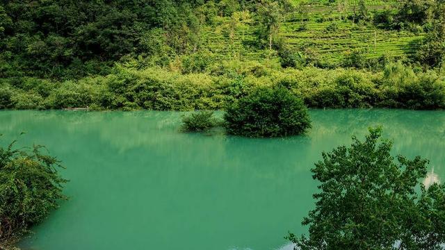 鹤峰：秋水伊人湾潭河