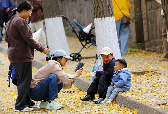 人已爆满！很多青岛人全家出动，乌泱乌泱的……今天这一幕，绝了！