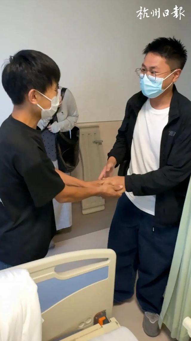 外卖小哥坚持与白血病女友结婚：好心人送来10万元现金，没考虑直播，还是想有个家