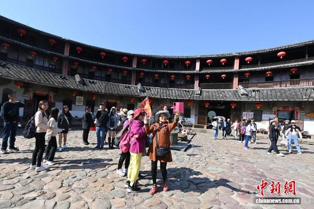 （走进中国乡村）福建华安世遗土楼旅游热