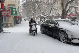 果然视频｜外卖小哥风雪中“逆行”，守护城市烟火图片