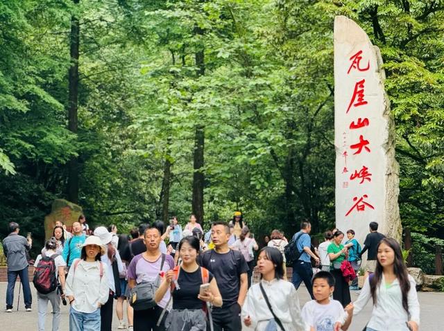 突破百万！瓦屋山【百万锦鲤】宠粉福利，11月30日揭晓这份专属幸运～