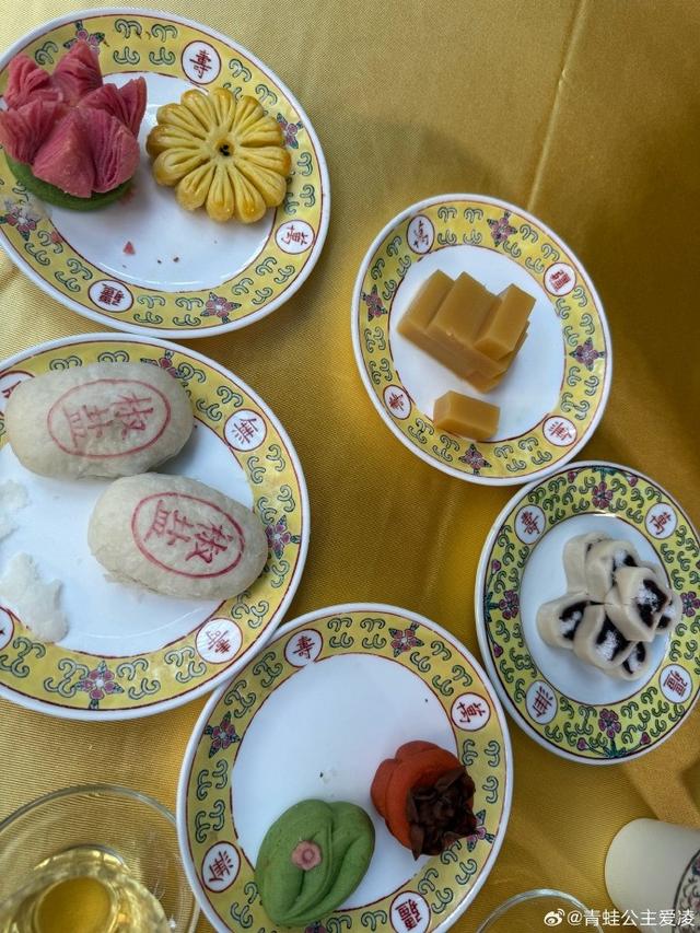 挺美！谷爱凌社媒晒北京美食打卡照，配文写道：我爱北京❤️