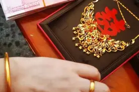金价一路“狂飙”跳涨 滨州市民“买劲”不减图片